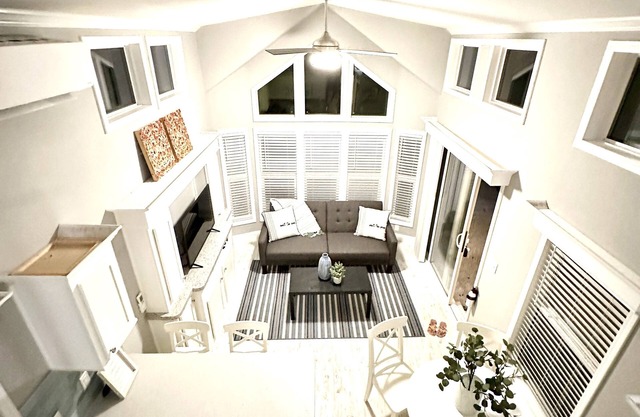 New Tiny Home- Paddle Boards, Kayaks, Pool, Marina