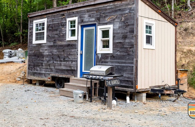 NEW Tiny Home The Burrow BBQ Lake Lure 2 mi