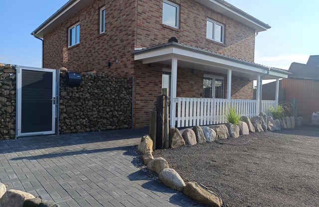 New town villa Flut for up to 14 people near the North Sea in a peripheral location with dog