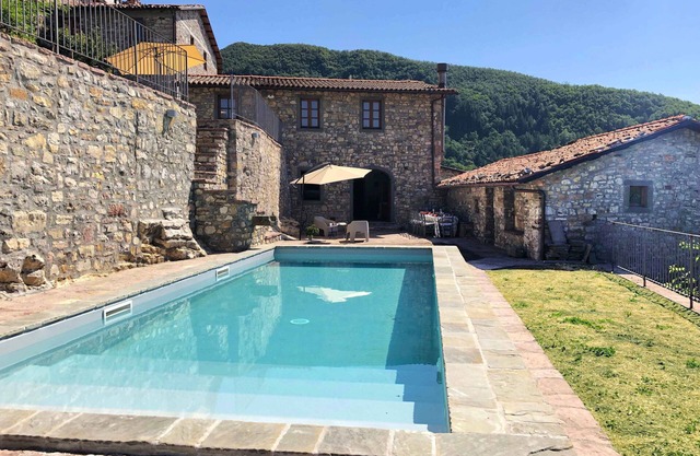 New Tuscan villa for large group, private pool, walk to restaurant