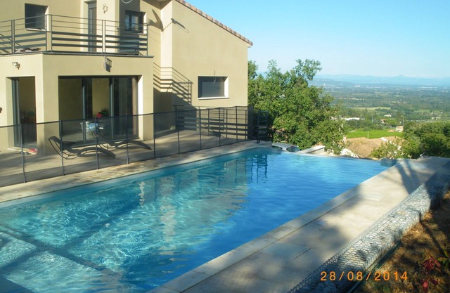 New villa-8 to12 persons-isolated-6 bedrooms-sauna and swimming pool with opt heating