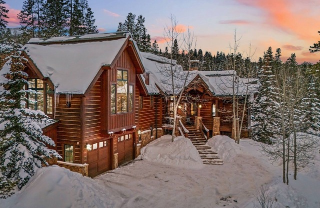 NEW Westridge - True Ski-in/out and Elegant Design, Hot Tub, Firepit. Free Lift Ticket!