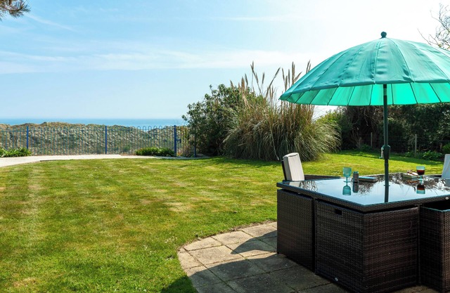 *NEW* White Horses, front-line Sea Views. Pet-Friendly. Walk to the Beach & Pub!