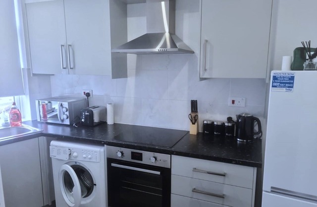 New x2 bedroom apartment * free parking & Wi-Fi*