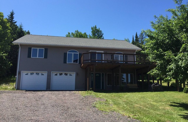 Newer home-4 Seasons-Canal Views-Fireplace-Huge Deck-Great Location in Houghton