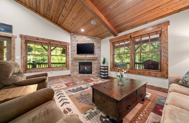Newly Built 2019 ~ LUXURY cabin ~ 23 Acre Estate ~ Hot Tub ~ 8 miles to Downtown