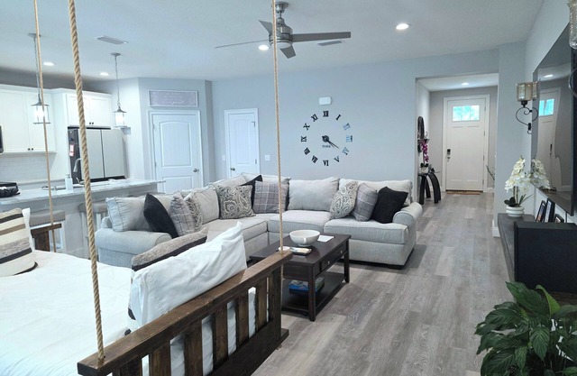 Newly Built 3/2 Home with Hanging Daybed- 1.5 miles to White Sand Beaches