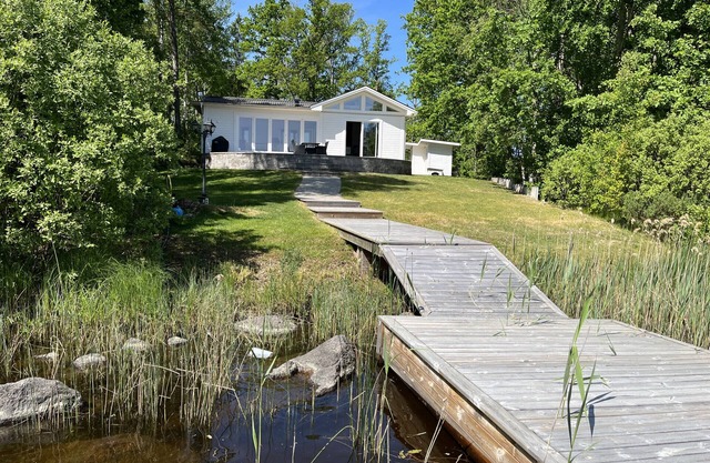 Newly built cottage located on a lake plot by Lake Flaten | SE05035