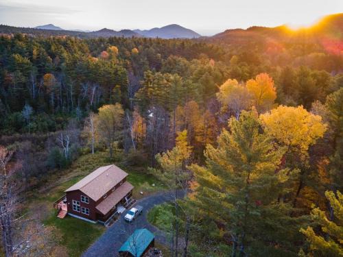 Newly-built mountain lodge with hot tub and 87 acres