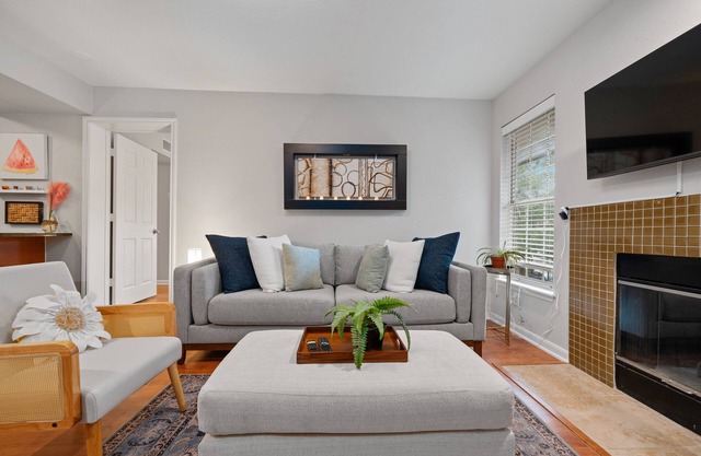 Newly furnished 2/2 bedroom condo in Centrally-located, delightful Austin