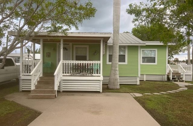 Newly Refurbished Home in the middle of Everglades City with Fishing from Dock