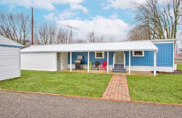 Newly remodeled 3 bedroom, 1 bath Lake getaway home.