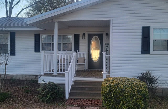Newly remodeled. 5 mi to Dothan shopping. 3 mi to Dothan Airport.