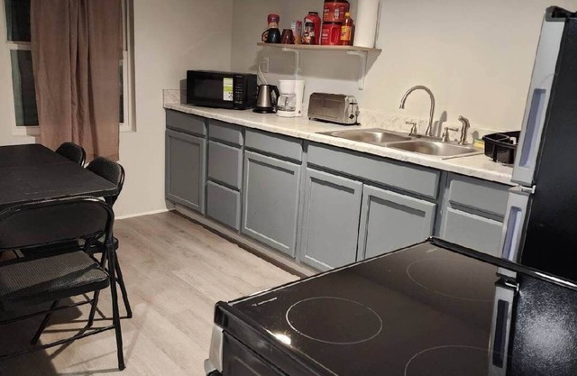 Newly Remodeled Basement Studio!