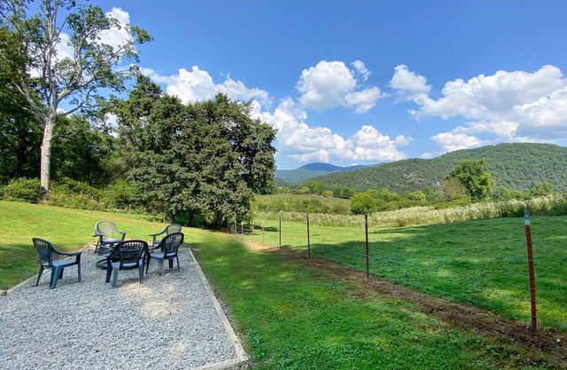 Newly Remodeled- Spacious, Family-Friendly Cabin- Hot Tub, Arcade Room, Fire Pit