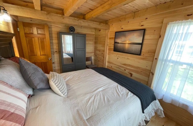 Newly Remodeled Waterfront Cabin