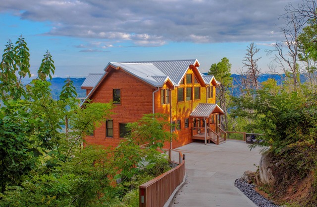 Newly Remolded 6-bedroom Cabin,nTheater room, & Heated Indoor Pool/Hot Tub