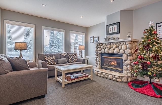 Newly Renovated Suite, just Steps to the Village, pet-friendly, BBQ