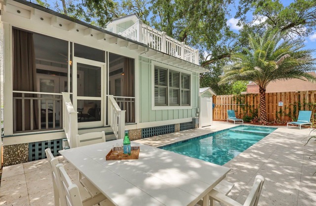 NEWLY RENOVATED! Immaculate Beach Cottage, Walk to Beaches, Restaurants, Shopping!