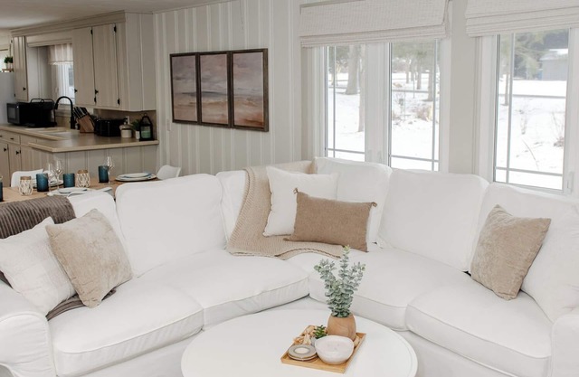 Newly Renovated 3 bedroom cottage in Rondeau steps to the beach or bay waters