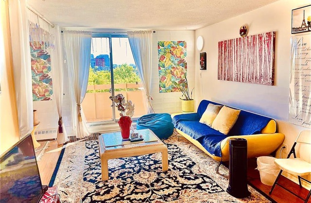 Newly renovated and in convenient location-8 minutes from Airport