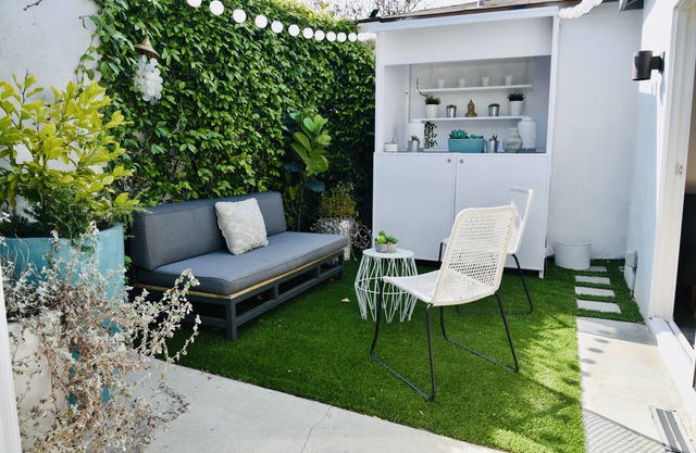 Newly renovated bungalow walking distance to the beach