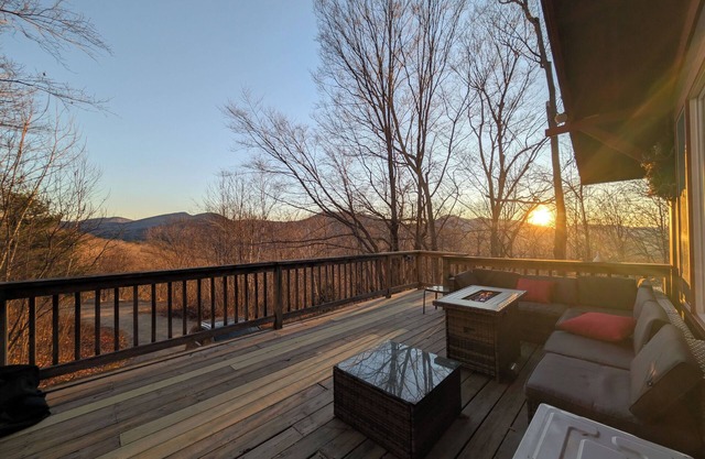 Newly Renovated Charming 2-bedroom Hillside Chalet Apartment