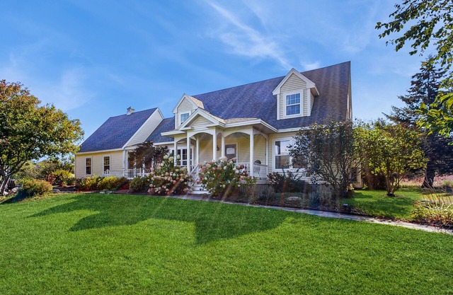 Newly Renovated Charming House with Cozy Fireplace & Outdoor Entertainment Areas