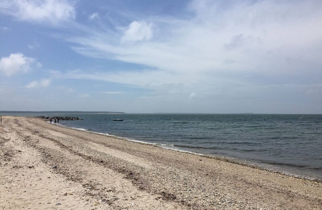 Newly Renovated Clean & Sleek w/private bay beach access (14 day min stay)