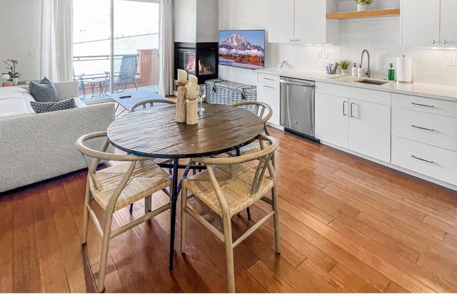 Newly Renovated, Enjoy| Sunrise and Sunset Views from Private Hot Tub