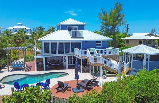 Newly renovated, Luxury 3 Bedroom pool home close to beach, private dock on Kettle Harbor.