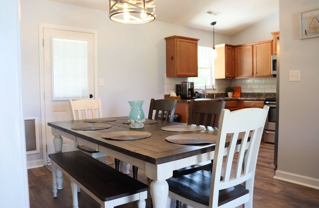 Newly Renovated : Minutes from the airport, shopping, and bases