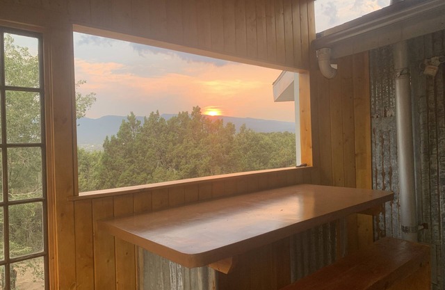 NEWLY RENOVATED PRIVATE MOUNTAIN HOME WITH HOT TUB