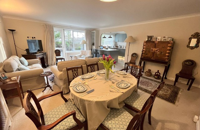 Newly renovated spacious 3 bedroom apt in charming Wimbledon Village