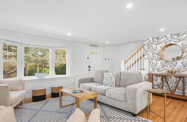 Newly renovated, Carleton Shores, dogs okay, walk to beach