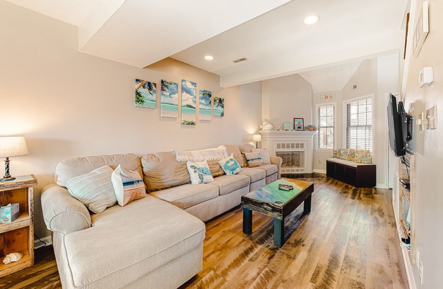 Newly Updated Bayside Townhome w/Deck, AC, Shared Pools - Walk Everywhere