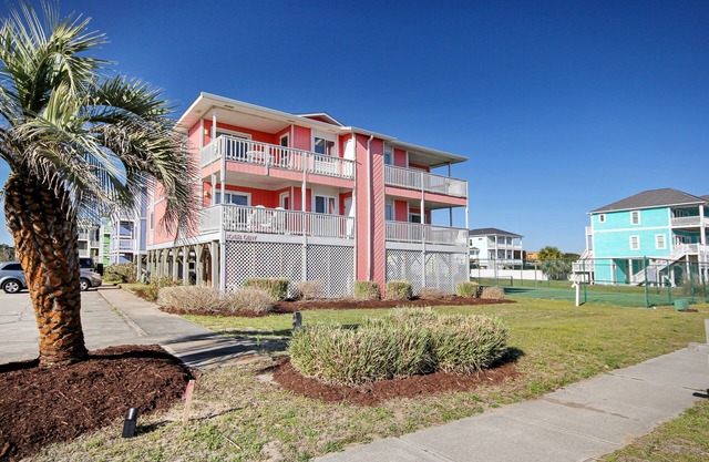 Newly-updated luxury beach condo with ocean views, balcony, & beach access