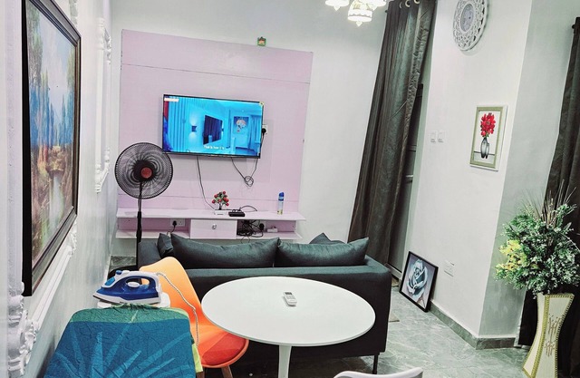 Nice 1 bedroom Pent House area of an apartment.Having it own separate entrance