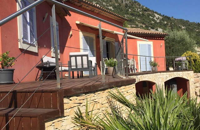 Nice 10km Villa with Spa Pool