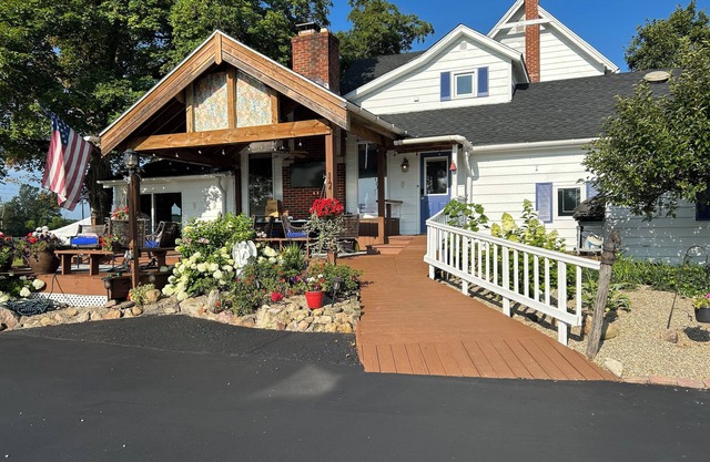 Nice 3-bedroom estate with AC and fireplace in charming Valley City
