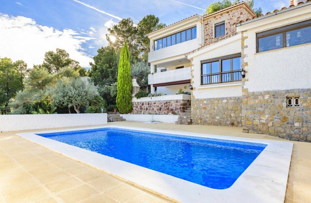 Nice apartment in villa for 4 people with pool, A/C, WIFI, TV and terrace