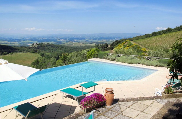 Nice apartment in villa for 4 guests with WIFI, pool, TV, patio, pets allowed and panoramic view