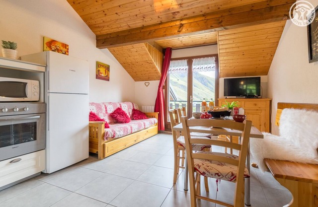 Nice apartment well located 10O m from the slopes, ski rental on site