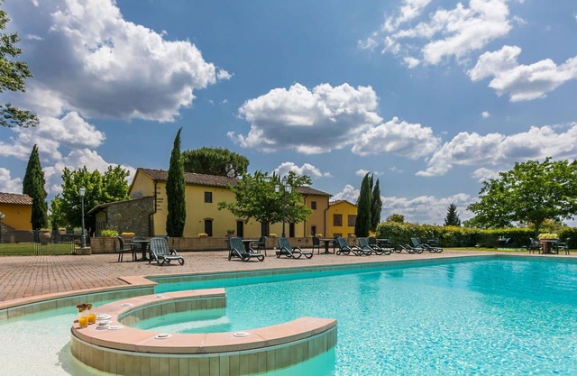 Nice apartment in villa for 4 people with pool, A/C, WIFI, TV and parking