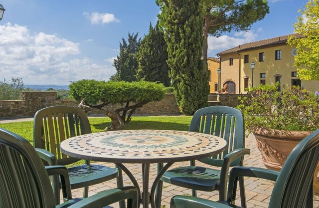 Nice apartment in villa for 6 people with pool, A/C, WIFI, TV and parking