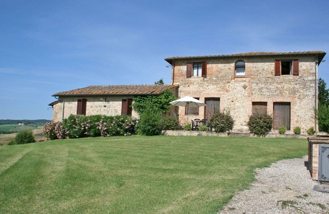 Nice apartment for 4 people with pool, WIFI, patio and panoramic view, close to Siena