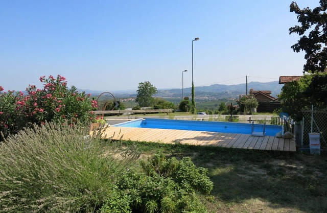 Nice apartment for 2 people with WIFI, pool, TV, patio, pets allowed and parking