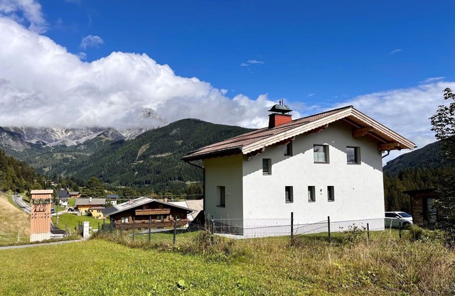 Nice apartment for 5 people with WIFI, TV, balcony, pets allowed and parking