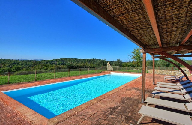 Nice apartment for 5 people with A/C, pool, TV and panoramic view, close to Siena