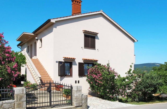 Nice apartment for 5 people with WIFI, A/C, TV, balcony, pets allowed and parking